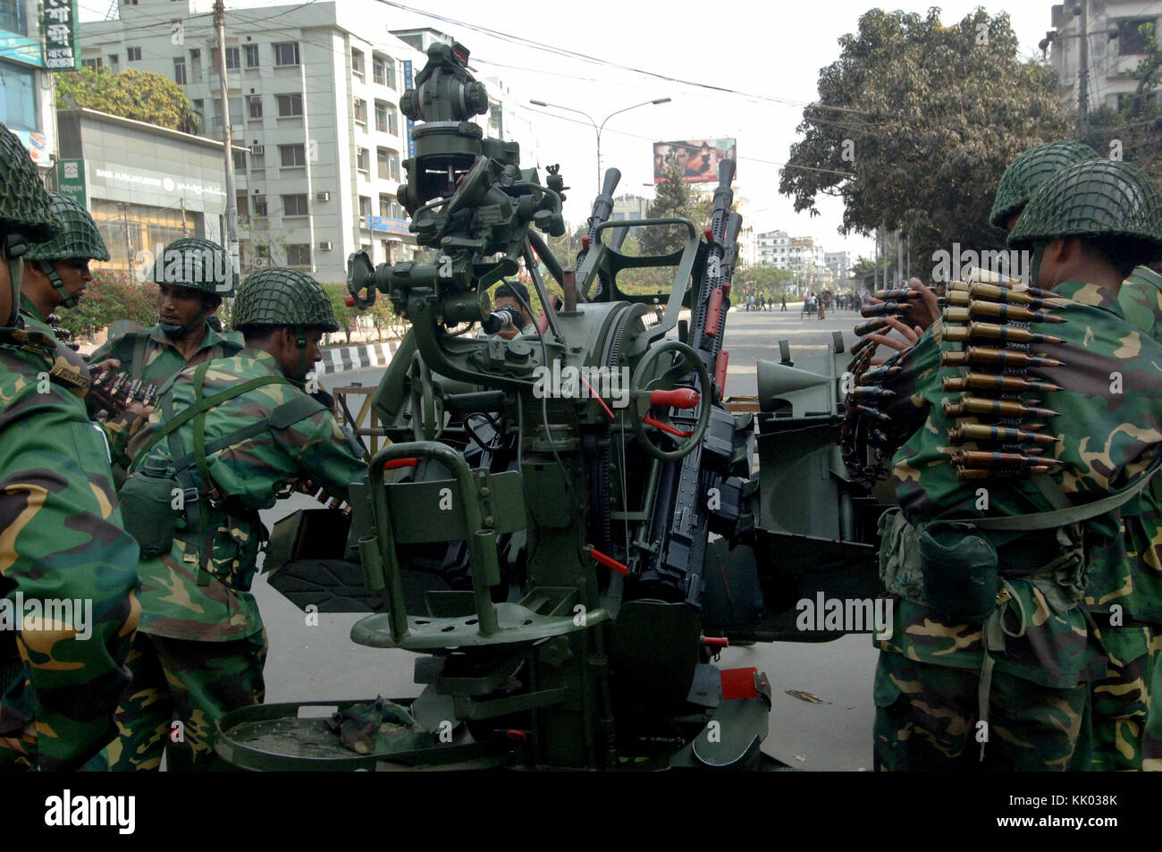 Dacca in Bangladesh- febbraio 25, 2009: Bangladesh army saldature stand su un veicolo anteriore bdr sede a Dacca in Bangladesh. mutinous banglade Foto Stock