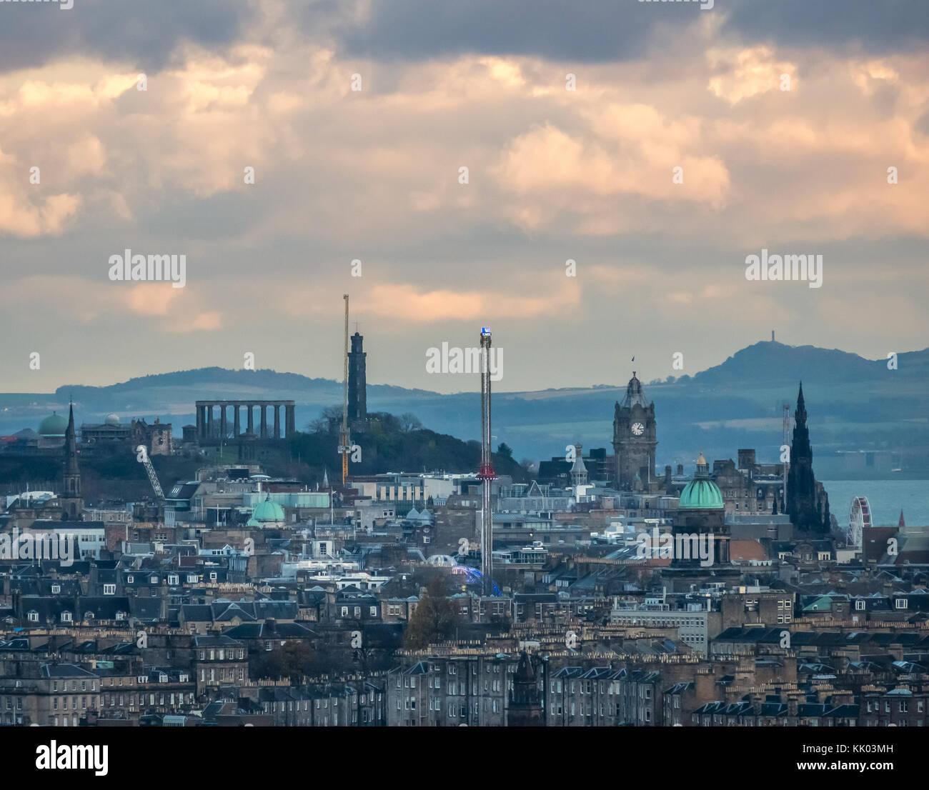 Calton Hill, Monumento Nazionale della Scozia, Torre dell'orologio Balmoral, visto da un punto di vista attraverso la città, Edimburgo, Scozia, Regno Unito Foto Stock