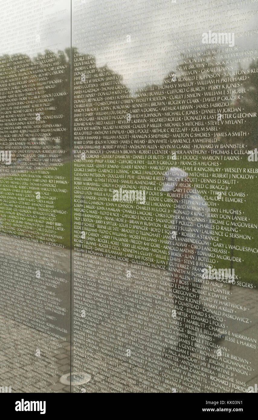 Uomo che guarda il Vietnam Memorial a Washington DC Foto Stock