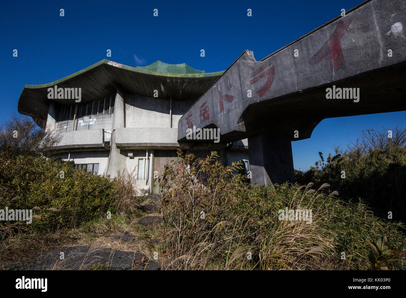 Kurotake Drive-in Haikyo - Il Kurotake Drive-in si trova lungo la Izu Skyline Drive. Anche se non ci sono 'Non immettere' segni vi sono catene a Foto Stock