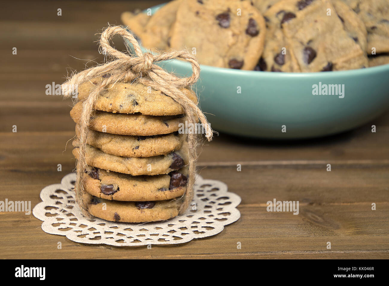 I biscotti al cioccolato pila con stringa prua su Centrino Foto Stock