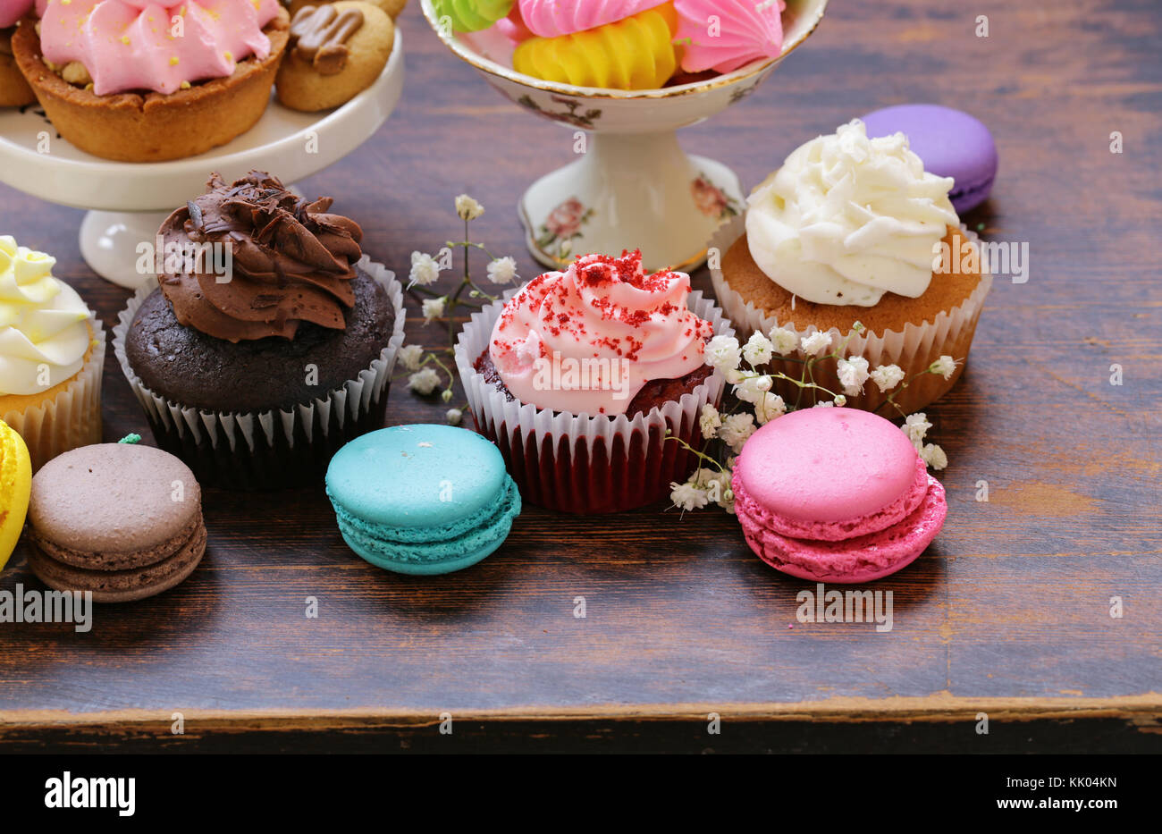 Tabella di dessert - muffin, biscotti, amaretti, capcakes su uno sfondo di legno Foto Stock