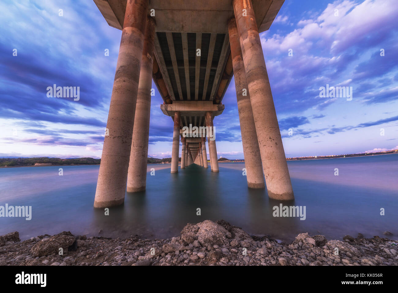 Una lunga esposizione foto di masterizzazione bellissimo tramonto sotto il ponte Foto Stock