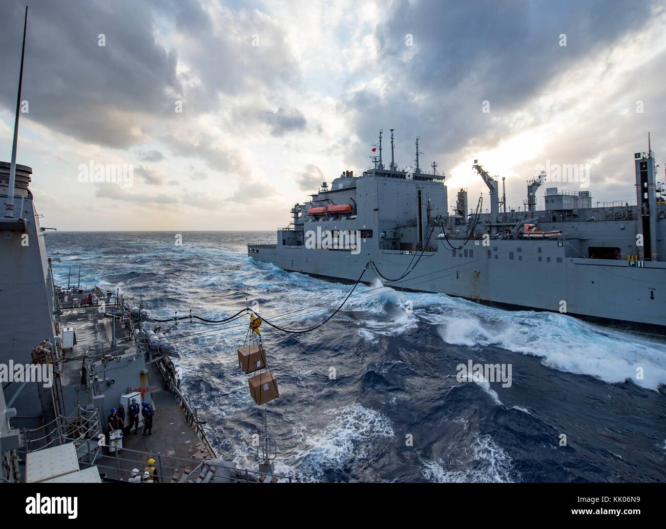 La distribuita Arleigh Burke-class guidato-missile destroyer USS Stethem (DDG 63) conduce sost Foto Stock