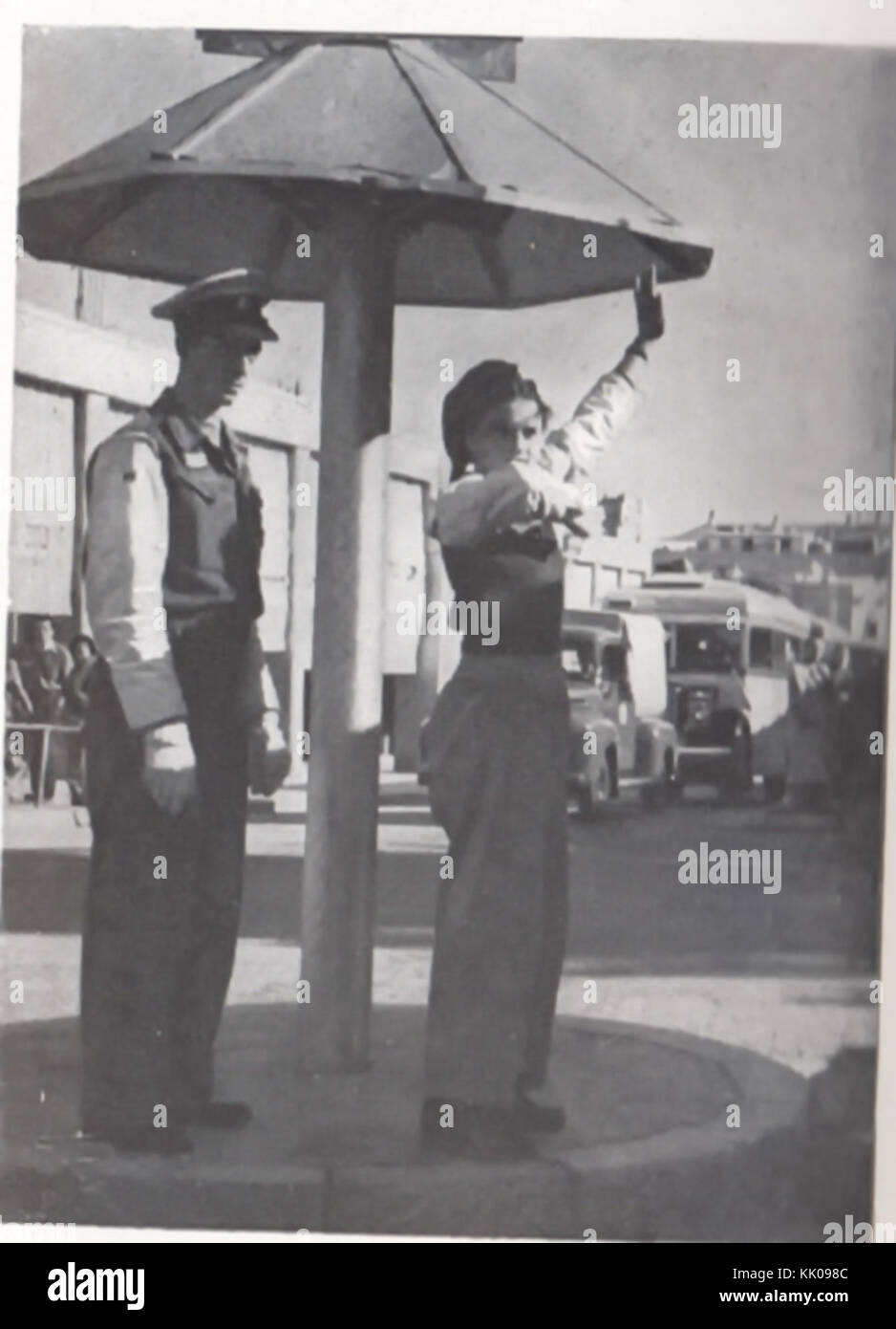 Gli studenti israeliani assistono la polizia stradale in un'iniziativa di impegno comunitario, aiutando la gestione del traffico e la sicurezza pubblica nelle aree urbane. Foto Stock