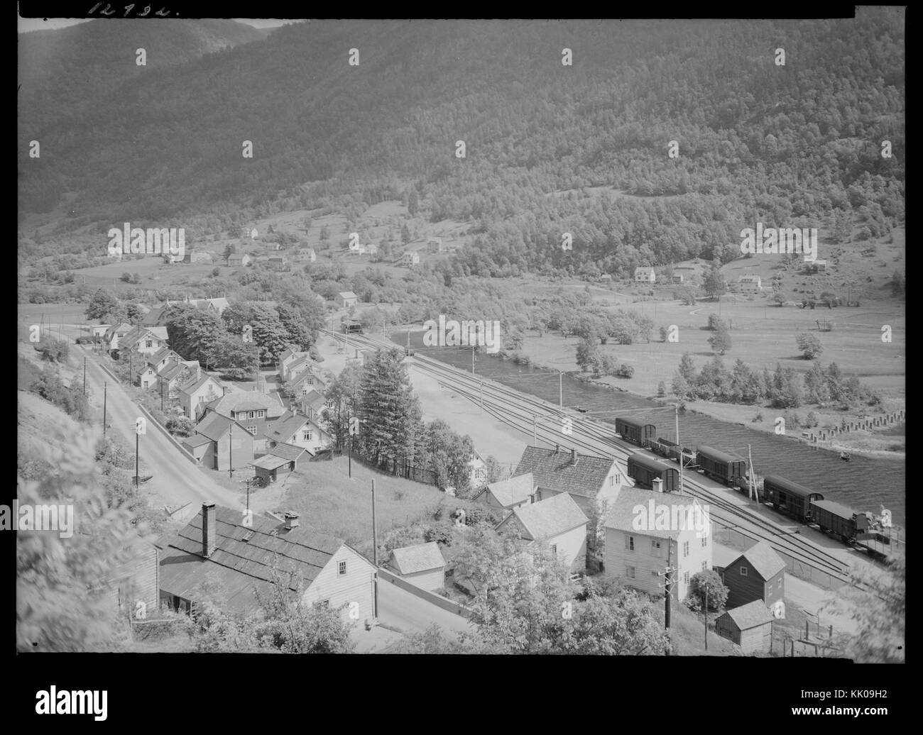 Questa immagine cattura una vista panoramica di Granvin, Norvegia, evidenziando i suoi paesaggi naturali, probabilmente scattati il 16 novembre 2015. Granvin è conosciuta per i suoi pittoreschi fiordi e il terreno montuoso. Foto Stock