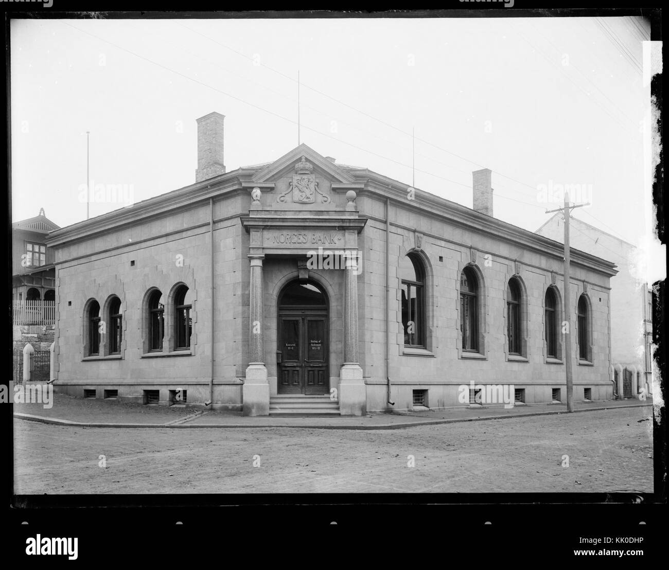 Questa immagine presenta un'illustrazione editoriale di Norges Bank, che riflette un'estetica vintage o storica. Potrebbe essere utilizzato per libri di testo o pubblicazioni storiche, catturando un momento di nostalgia e storia. Foto Stock