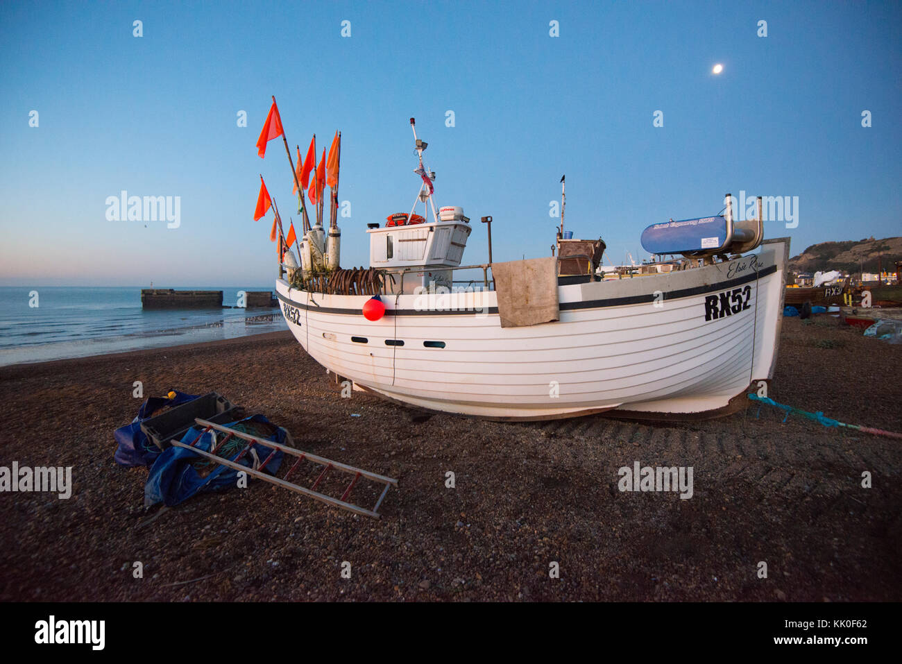 Uno dei molto belle barche da pesca di hastings flotta peschereccia al rock-a-Nora Beach ed è pronto per il lancio all'alba. Foto Stock