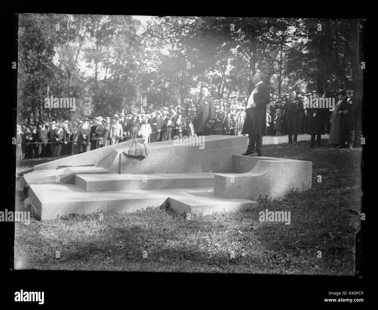 Questa immagine cattura una persona che detiene una moneta o una medaglia commemorativa, sottolineando l'importanza degli oggetti numismatici in contesti storici e culturali. L'elemento presentato può rappresentare un evento o una persona significativi, conservati per le generazioni future. Foto Stock