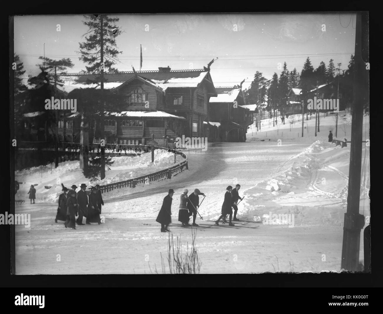 Questa immagine della collezione Holmenkollen mostra un'illustrazione del trampolino di salto con gli sci di Holmenkollen in Norvegia. Il significato storico del monumento si riflette nella rappresentazione della struttura iconica, nota per il suo ruolo negli eventi sciistici e come simbolo culturale del patrimonio degli sport invernali della Norvegia. Foto Stock