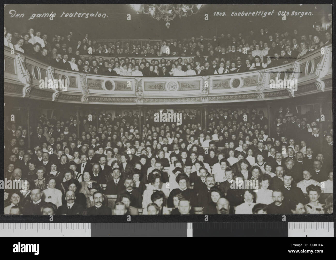 Una fotografia storica del "Den gamle Teatersalon" (il vecchio salone del teatro), che cattura gli interni vintage del locale del XIX secolo in Norvegia, mostrando la sua architettura e il suo design. Foto Stock