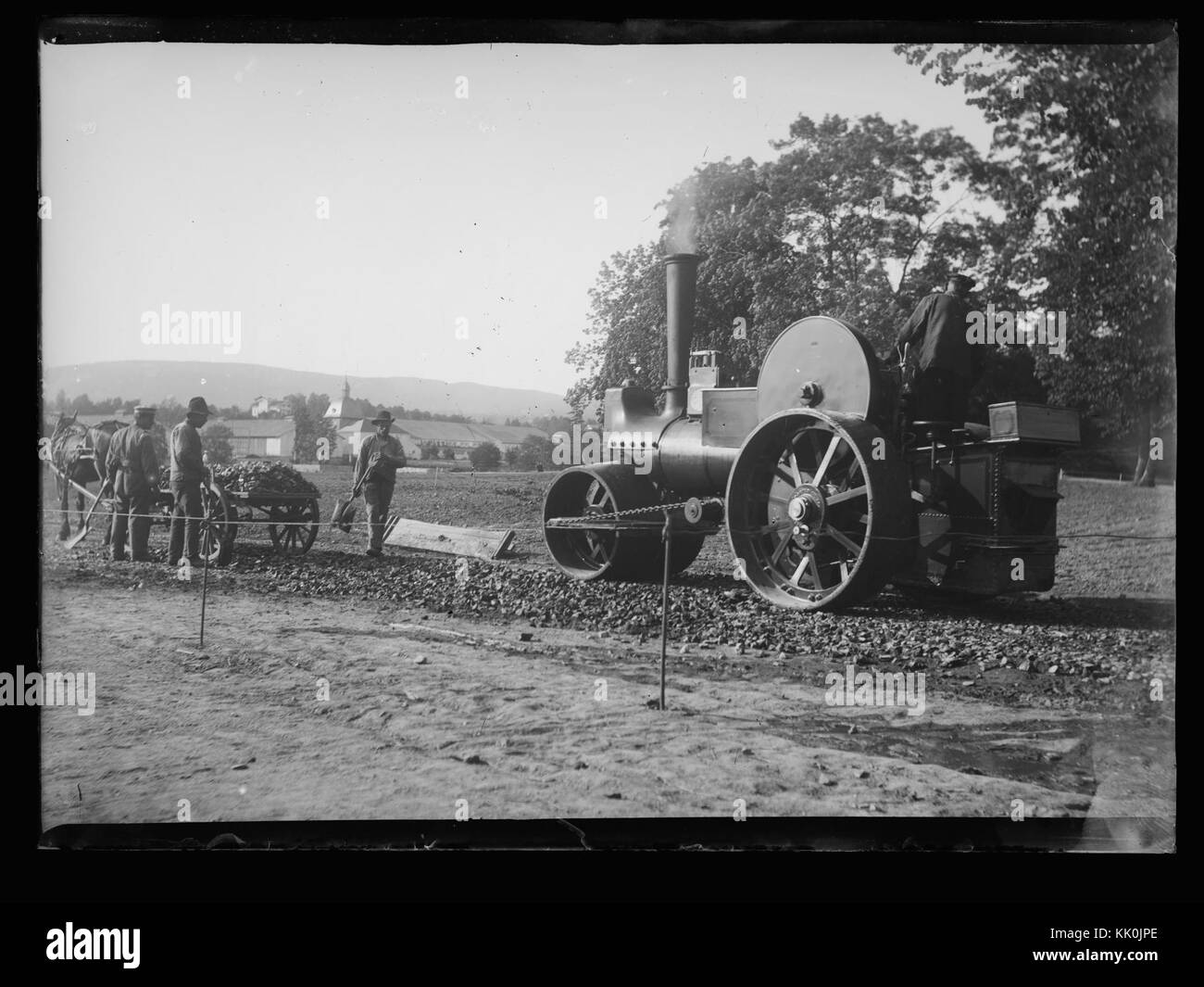 Il Frogner Park, situato a Oslo, Norvegia, è un parco pubblico noto per le sue sculture, i giardini e il suo significato storico. La foto cattura la bellezza e il valore artistico di questa rinomata località. Foto Stock