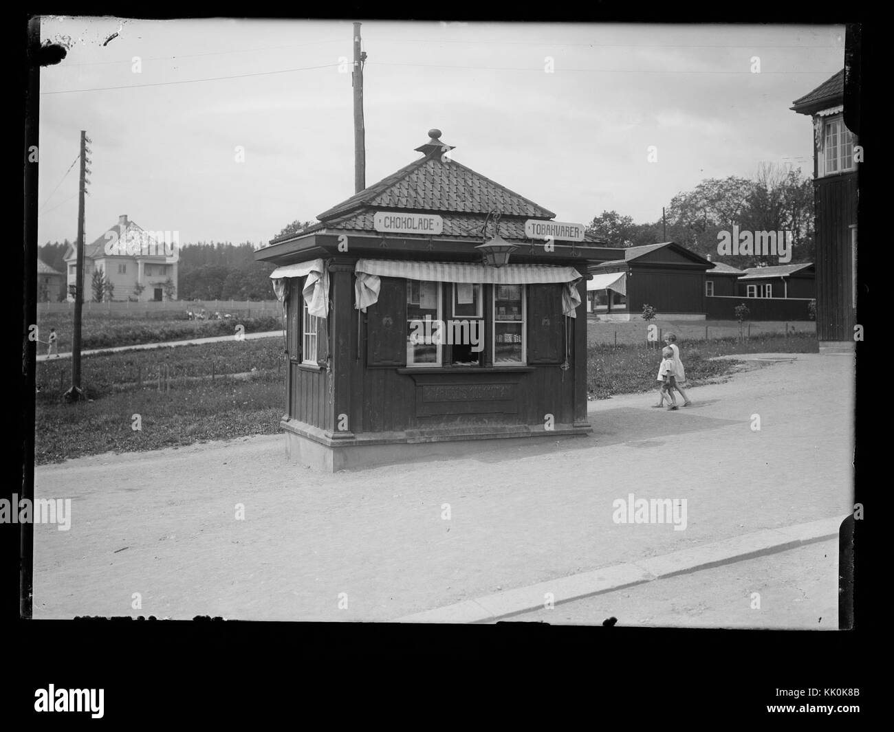 Questa immagine mostra un chiosco Narvesen situato a Vinderen, Norvegia. Narvesen è una catena di minimarket noti per il suo servizio rapido e l'ampia selezione di spuntini e bevande. Foto Stock