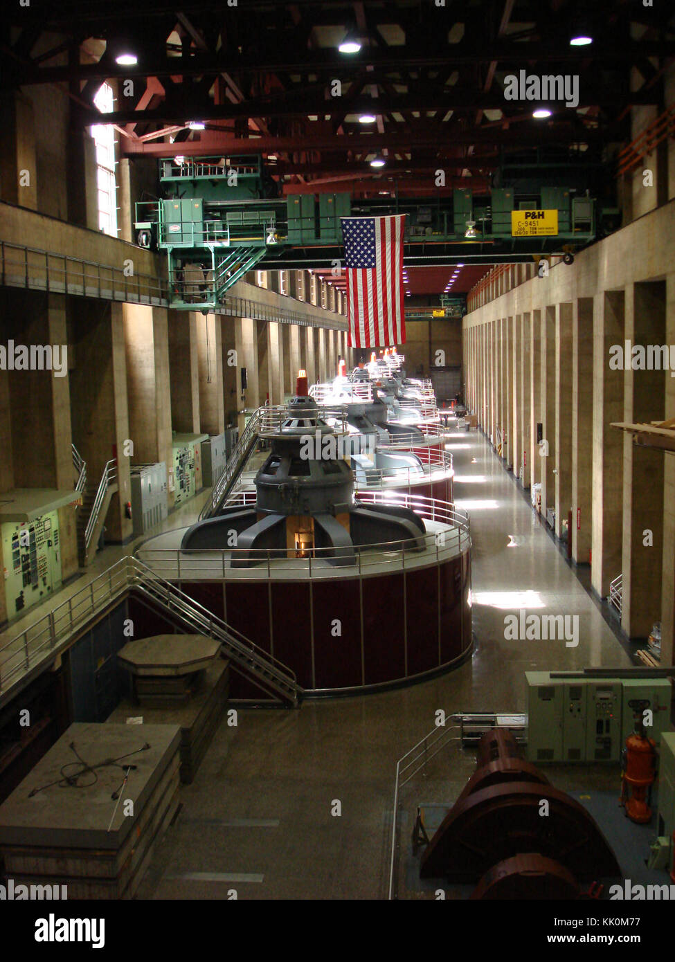 La diga di Hoover, situata sul fiume Colorado, dispone di enormi turbine che generano energia idroelettrica. Le turbine svolgono un ruolo cruciale nella capacità della diga di fornire energia elettrica agli Stati Uniti sudoccidentali. Foto Stock