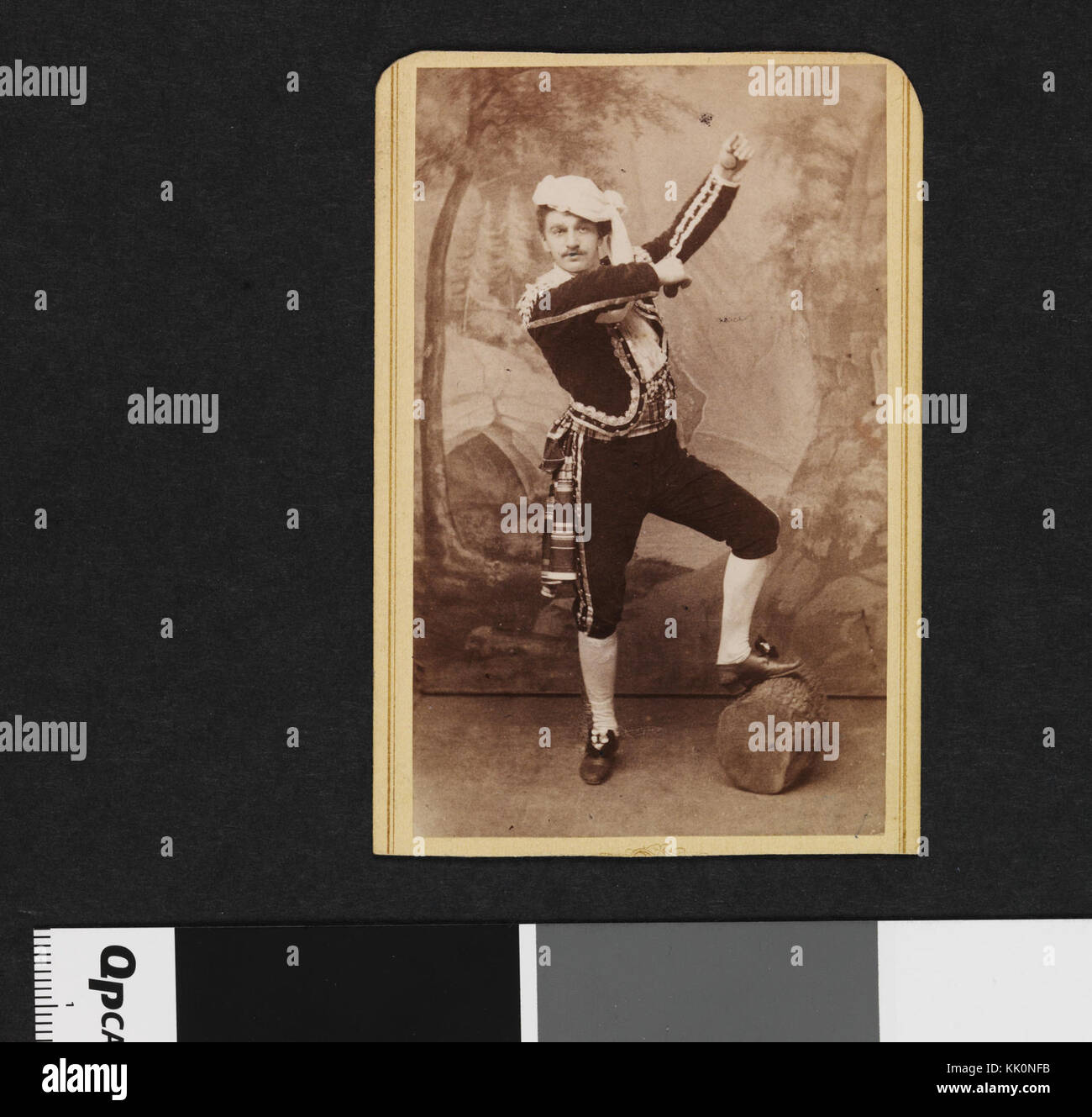 Il ritratto di Sam Eyde in costume teatrale, catturato nel 2016, mostra l'ingegnere e industriale norvegese noto per i suoi contributi all'energia idroelettrica. La fotografia riflette il suo legame con le arti, probabilmente da un evento pubblico o una performance. Foto Stock