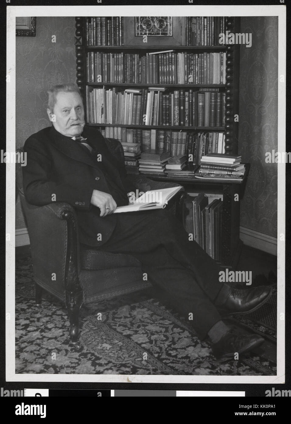 Portrett bokhandler av og forlegger Olaf Norli ho sitt bibliotek, 1948 n. nb digifoto 20160422 00007 blds 05803 Foto Stock