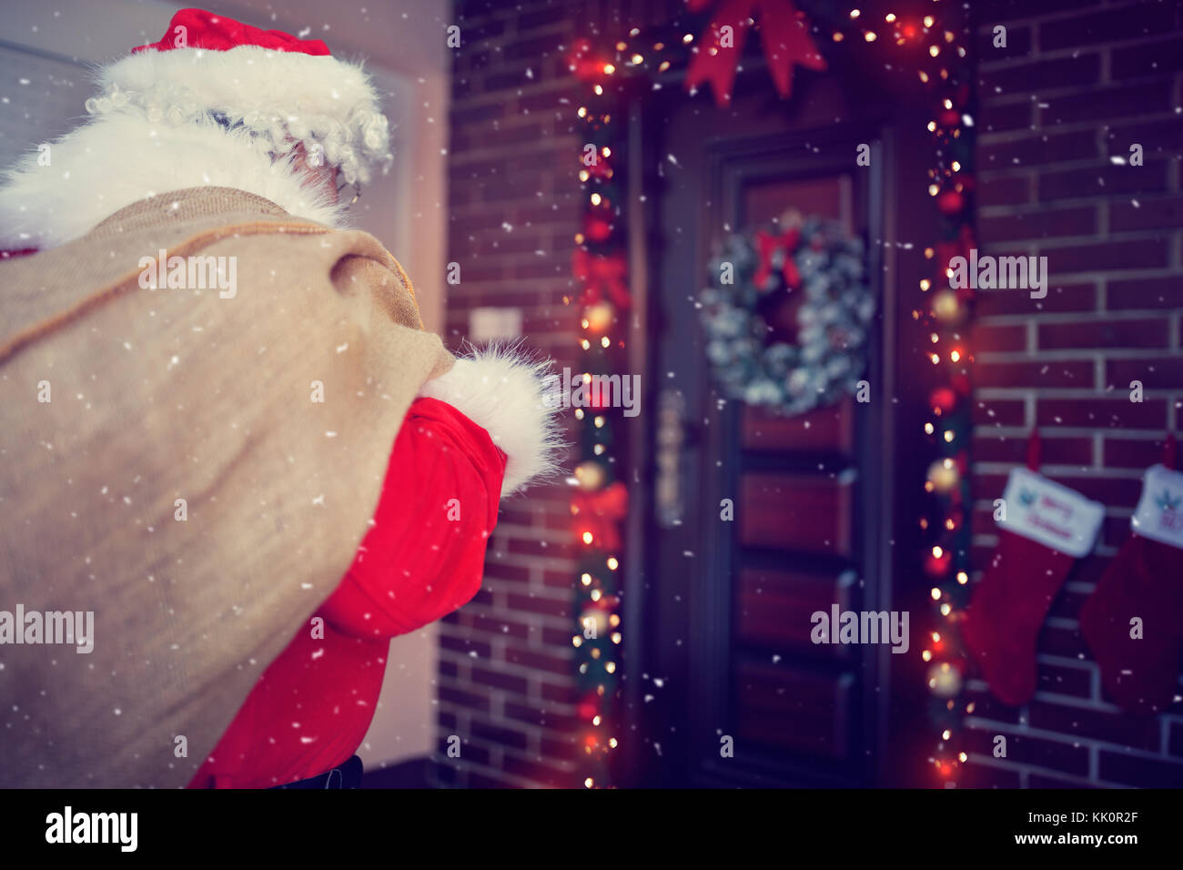 Retro di Babbo Natale con sacco con dei regali nella porta anteriore Foto Stock