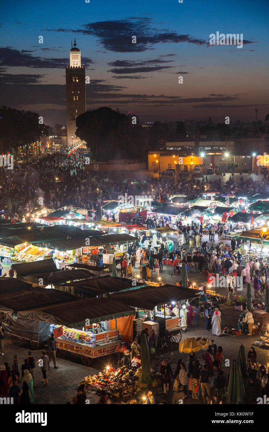 Jamaa el fnaa è una famosa piazza e luogo di mercato nel quartiere della medina (città vecchia) in Marrakech, Marocco. Foto Stock