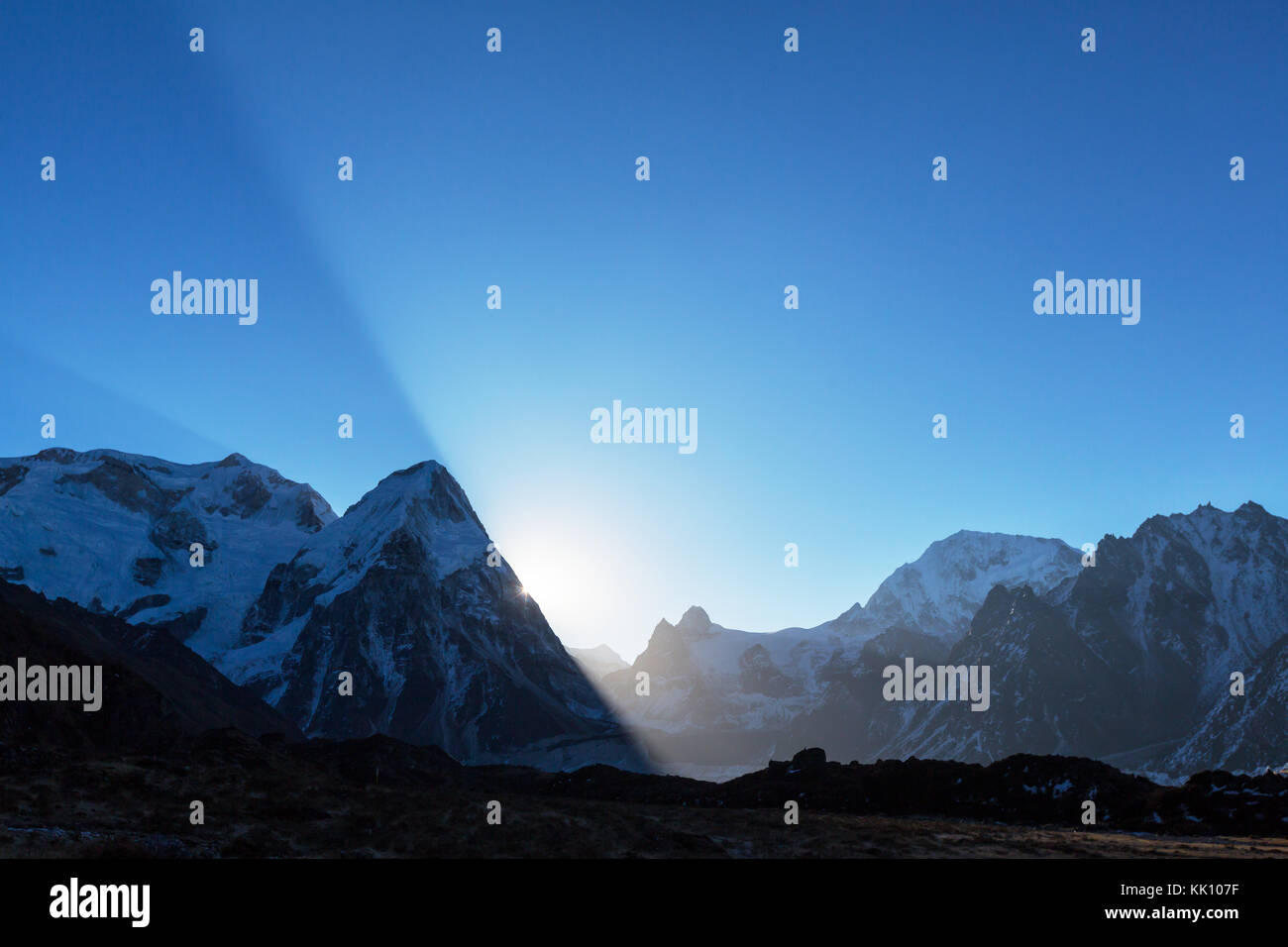 Vista panoramica delle montagne, regione di Kangchendzonga, HIMALAYA, Nepal. Foto Stock