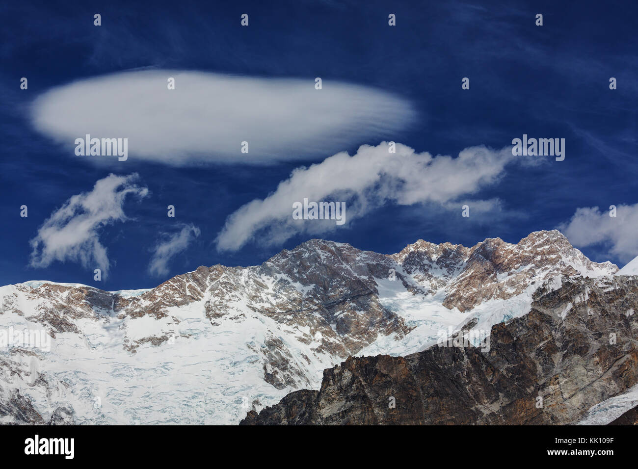 Vista panoramica delle montagne, regione di Kangchendzonga, HIMALAYA, Nepal. Foto Stock