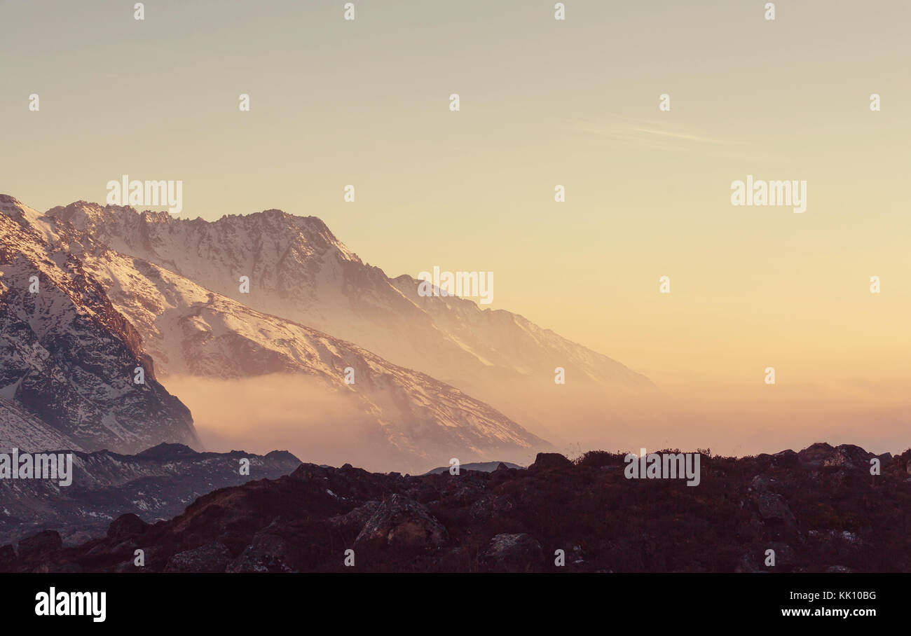 Vista panoramica delle montagne, regione di Kangchendzonga, HIMALAYA, Nepal. Foto Stock