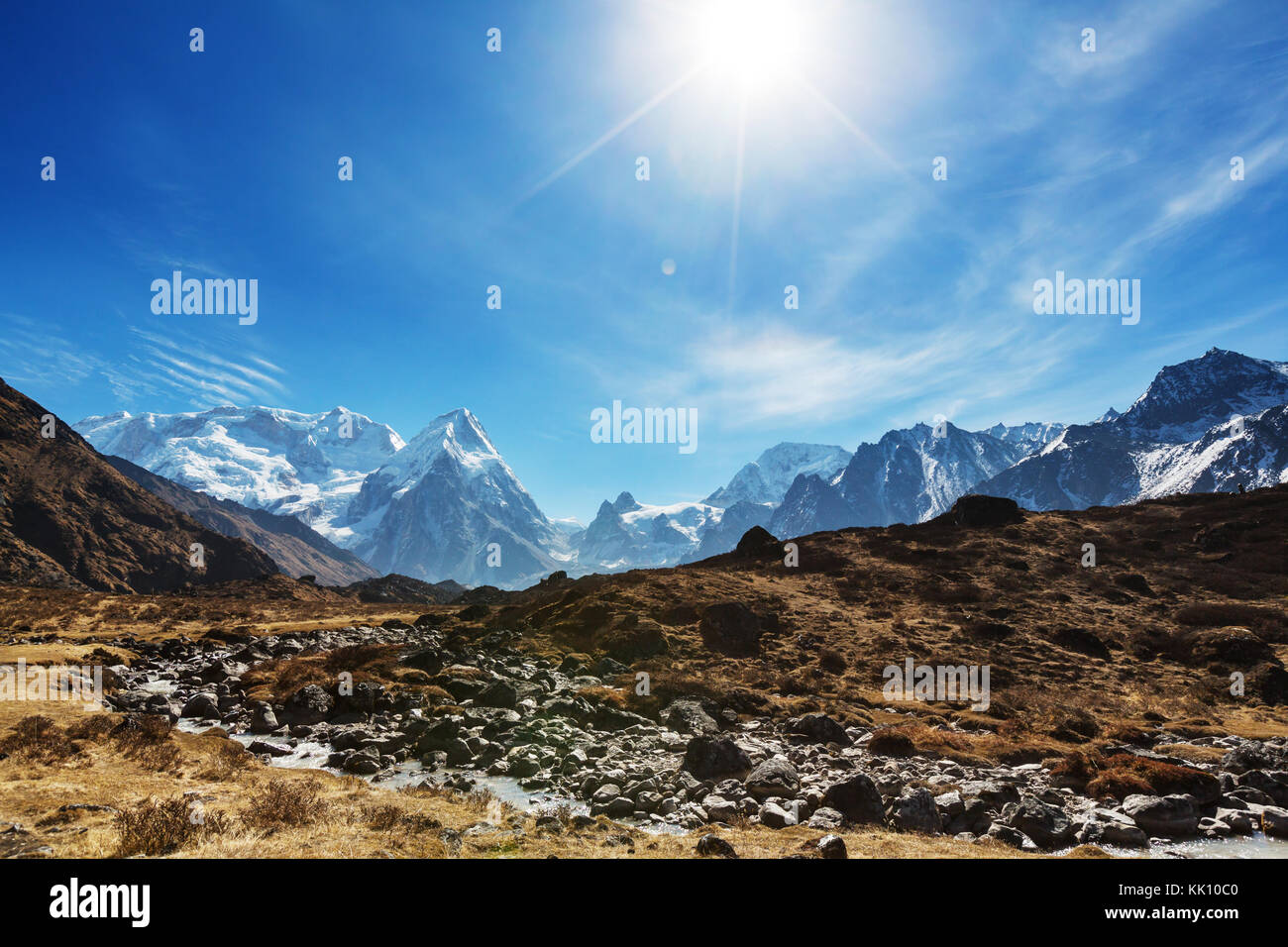 Vista panoramica delle montagne, regione di Kangchendzonga, HIMALAYA, Nepal. Foto Stock