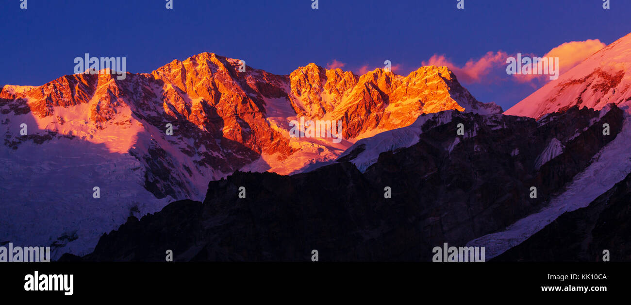Vista panoramica delle montagne, regione di Kangchendzonga, HIMALAYA, Nepal. Foto Stock