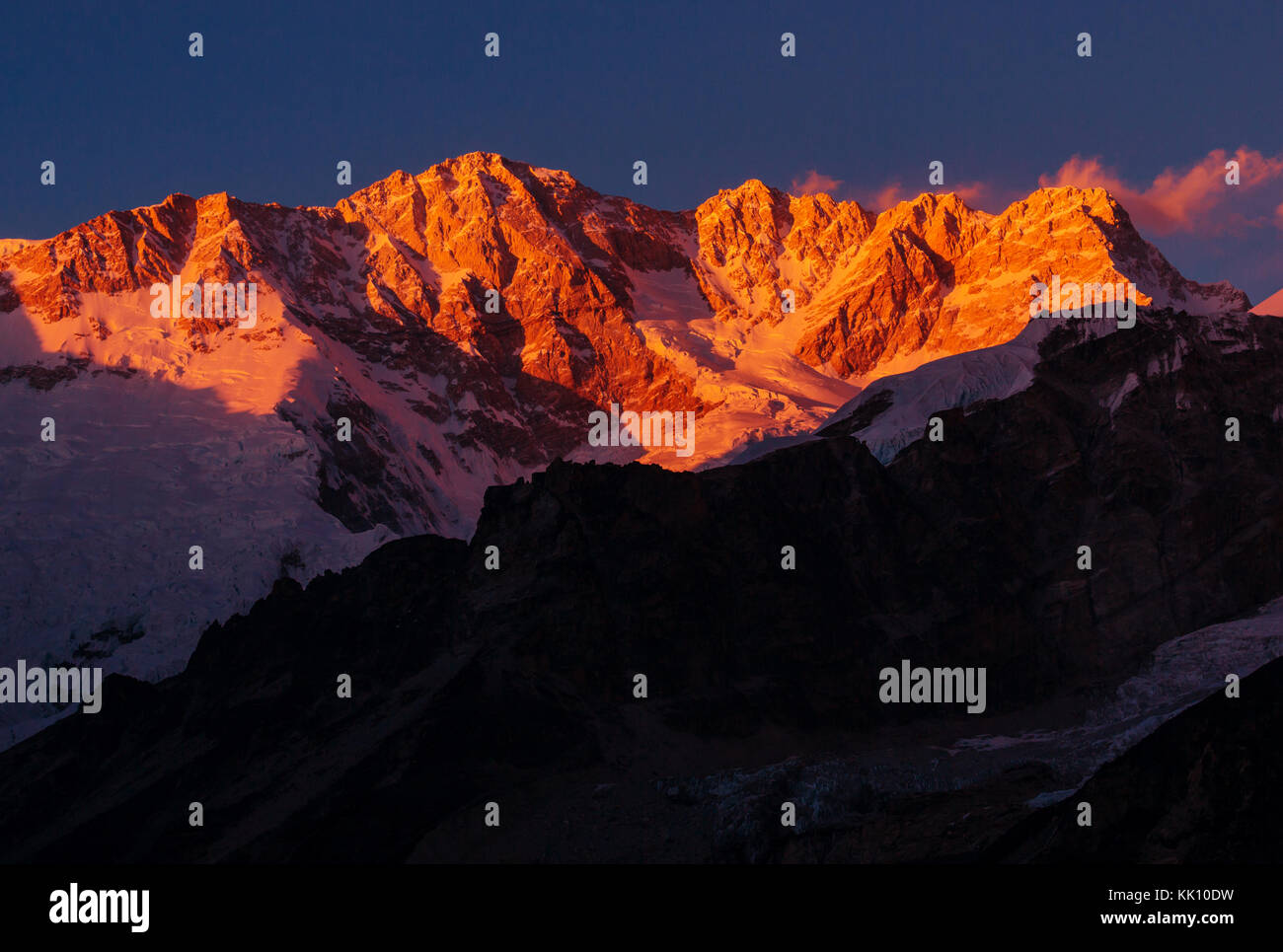 Vista panoramica delle montagne, regione di Kangchendzonga, HIMALAYA, Nepal. Foto Stock