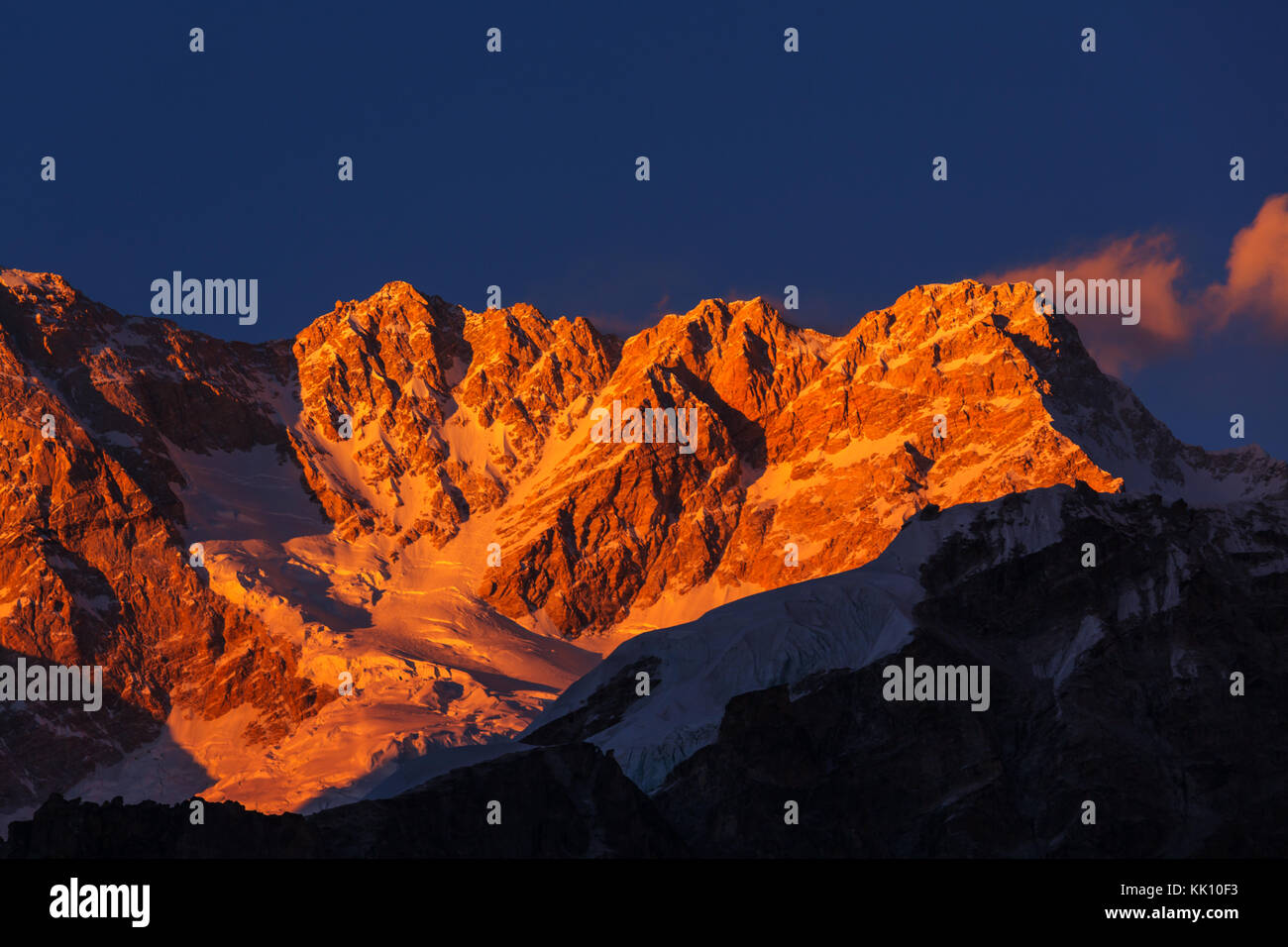 Vista panoramica del picco di Kangchendzonga al tramonto , Himalaya, Nepal. Foto Stock