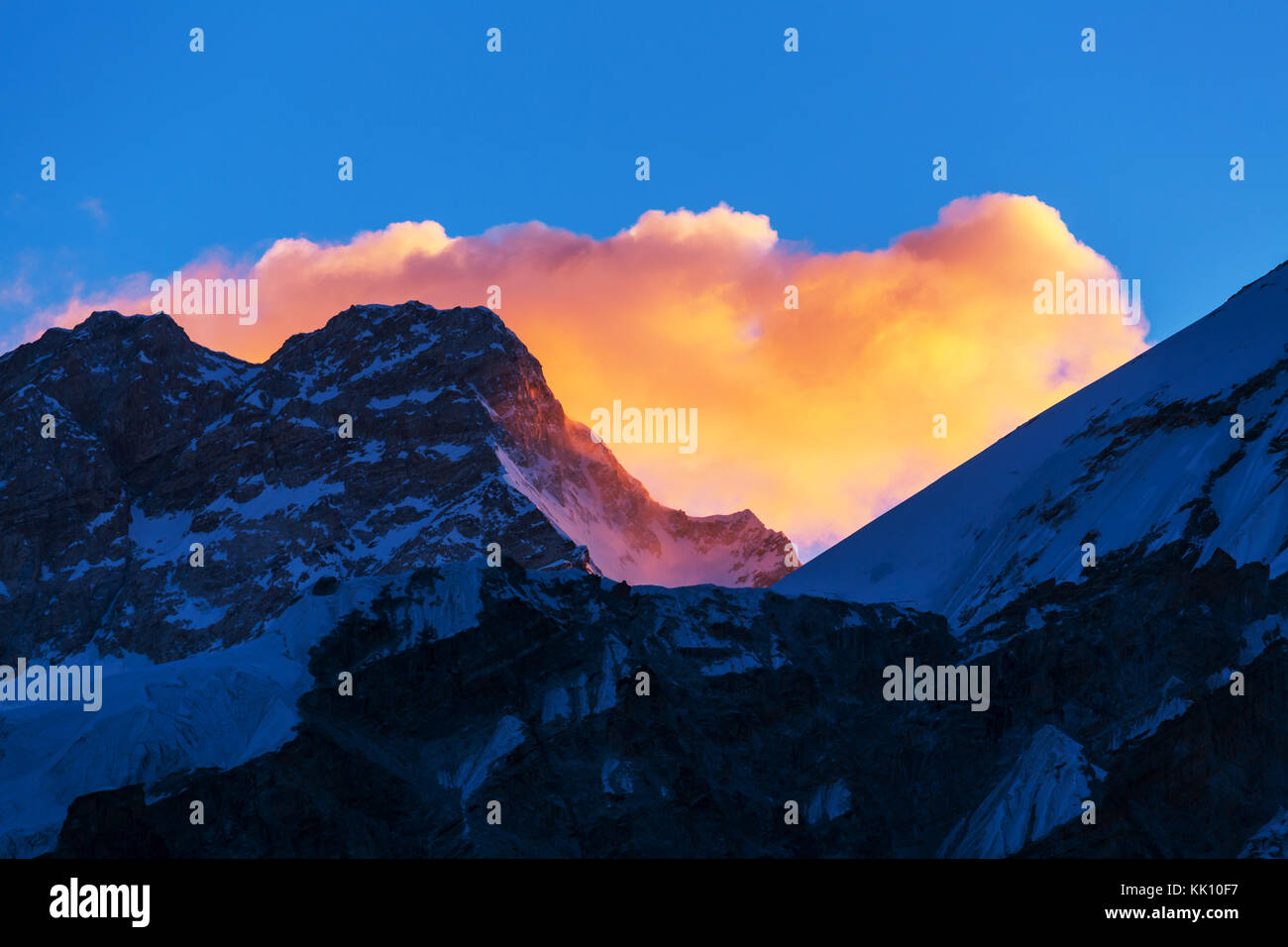 Vista panoramica del picco di Kangchendzonga al tramonto, HIMALAYA, Nepal. Foto Stock