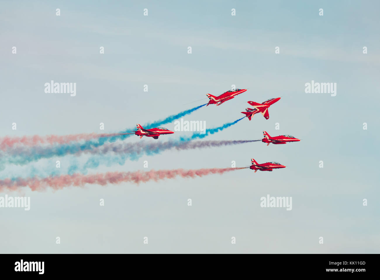 La foto in RAF frecce rosse di eseguire il 'ripristino' manovra come parte della loro piena battenti visualizzazione all'inizio della regata di Sidmouth weekend in 2017 Foto Stock