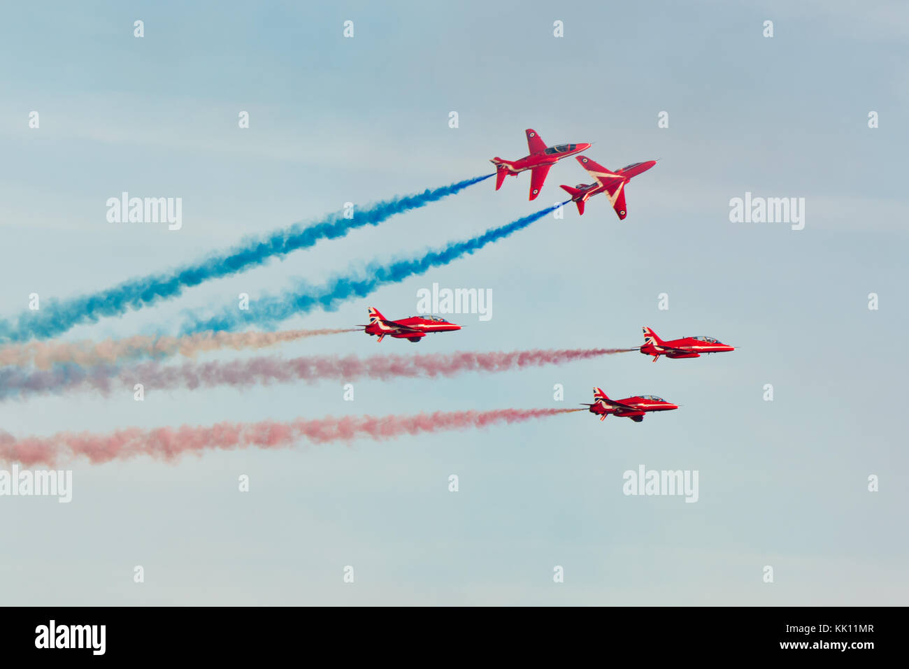 La foto in RAF frecce rosse di eseguire il 'ripristino' manovra come parte della loro piena battenti visualizzazione all'inizio della regata di Sidmouth weekend in 2017 Foto Stock