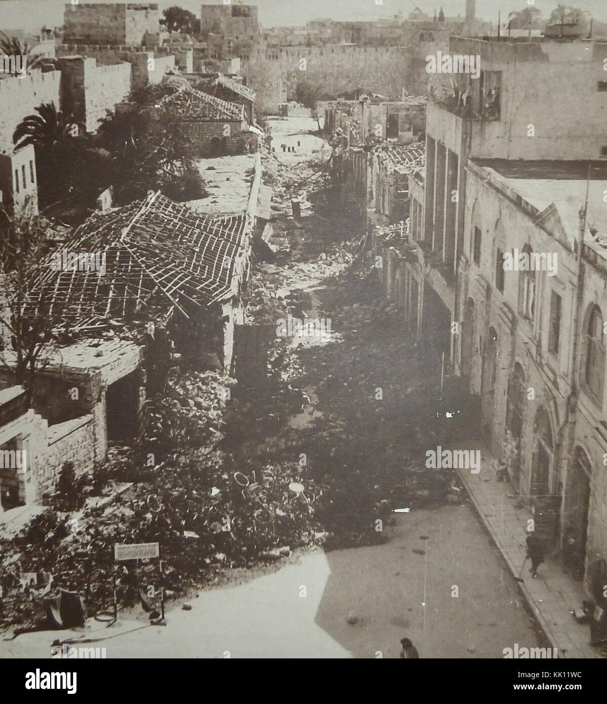 Un'immagine che mostra una Gerusalemme divisa, che riflette il complesso paesaggio politico e culturale della città. La foto evidenzia le caratteristiche principali della città divisa durante un periodo specifico della sua storia. Foto Stock