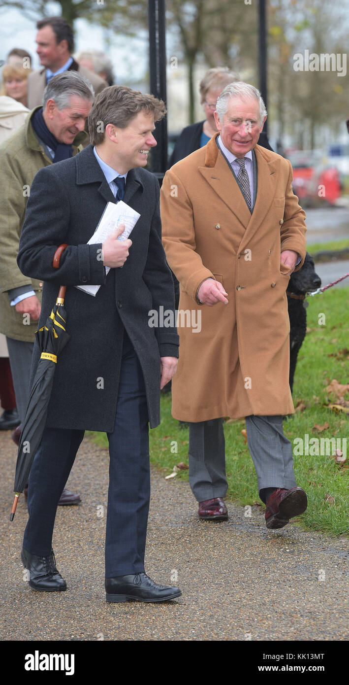 Il Principe di Galles (destra) lascia a seguito di una visita al Loop Technology Centre di Poundbury, Dorchester, per incontrare i fondatori e personale e scoprite come la società utilizza la realtà aumentata e la scansione 3D programma di robotica per il mercato internazionale. Foto Stock