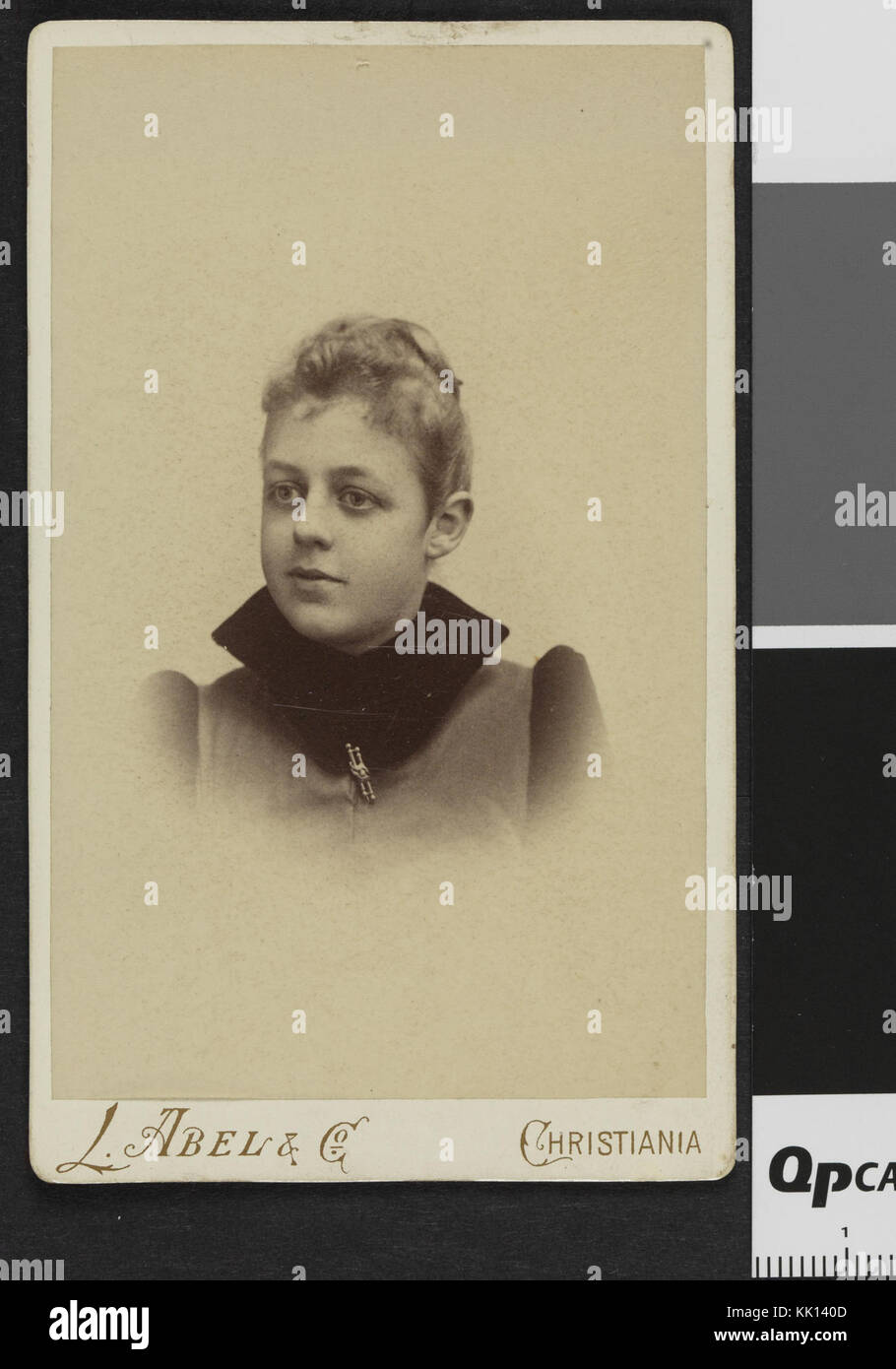 Questa immagine raffigura una donna sconosciuta dell'archivio Sam Eyde, presa come parte di una collezione di fotografie storiche. L'immagine ha una qualità nostalgica e vintage, che rappresenta un periodo storico. Foto Stock