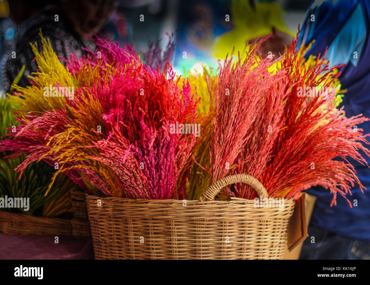 Un cesto pieno di secche e conserve di fiori Foto Stock