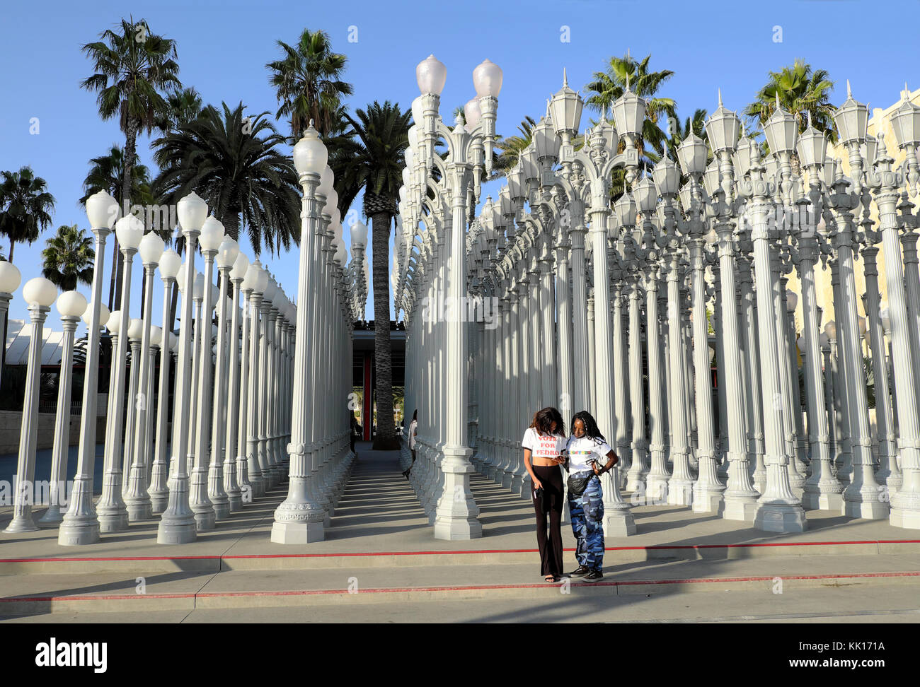 Ragazza adolescente turisti in piedi dalla luce urbana installazione d arte all'ingresso LACMA Los Angeles County Museum of Art, la California KATHY DEWITT Foto Stock