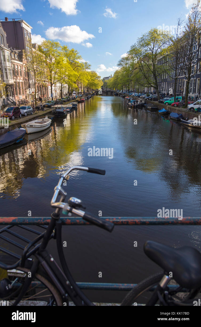 Vista della bicicletta e canal, centro di amsterdam, Paesi Bassi Foto Stock
