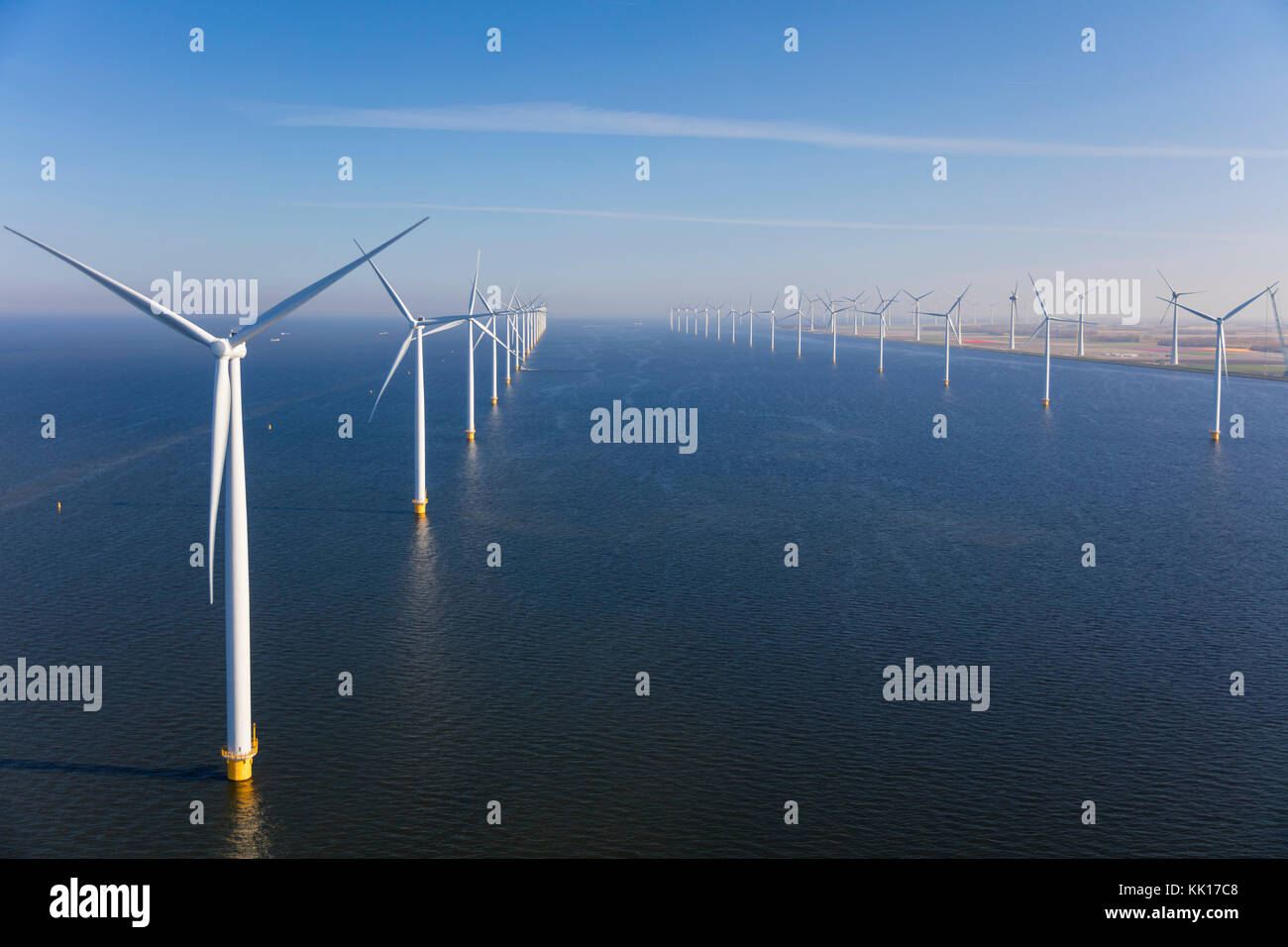Vista aerea di turbine eoliche in mare, North Holland, Paesi Bassi Foto Stock