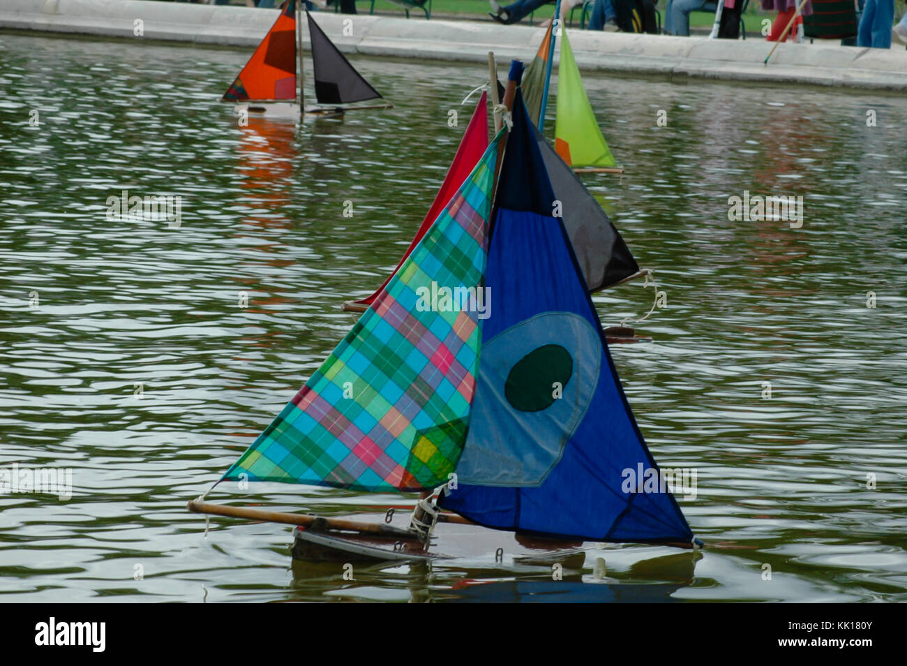 Modello di yacht in legno galleggiante su un laghetto Bassin ottagonale nel Jardin des Tuileries (Giardino delle Tuileries) a Parigi Foto Stock