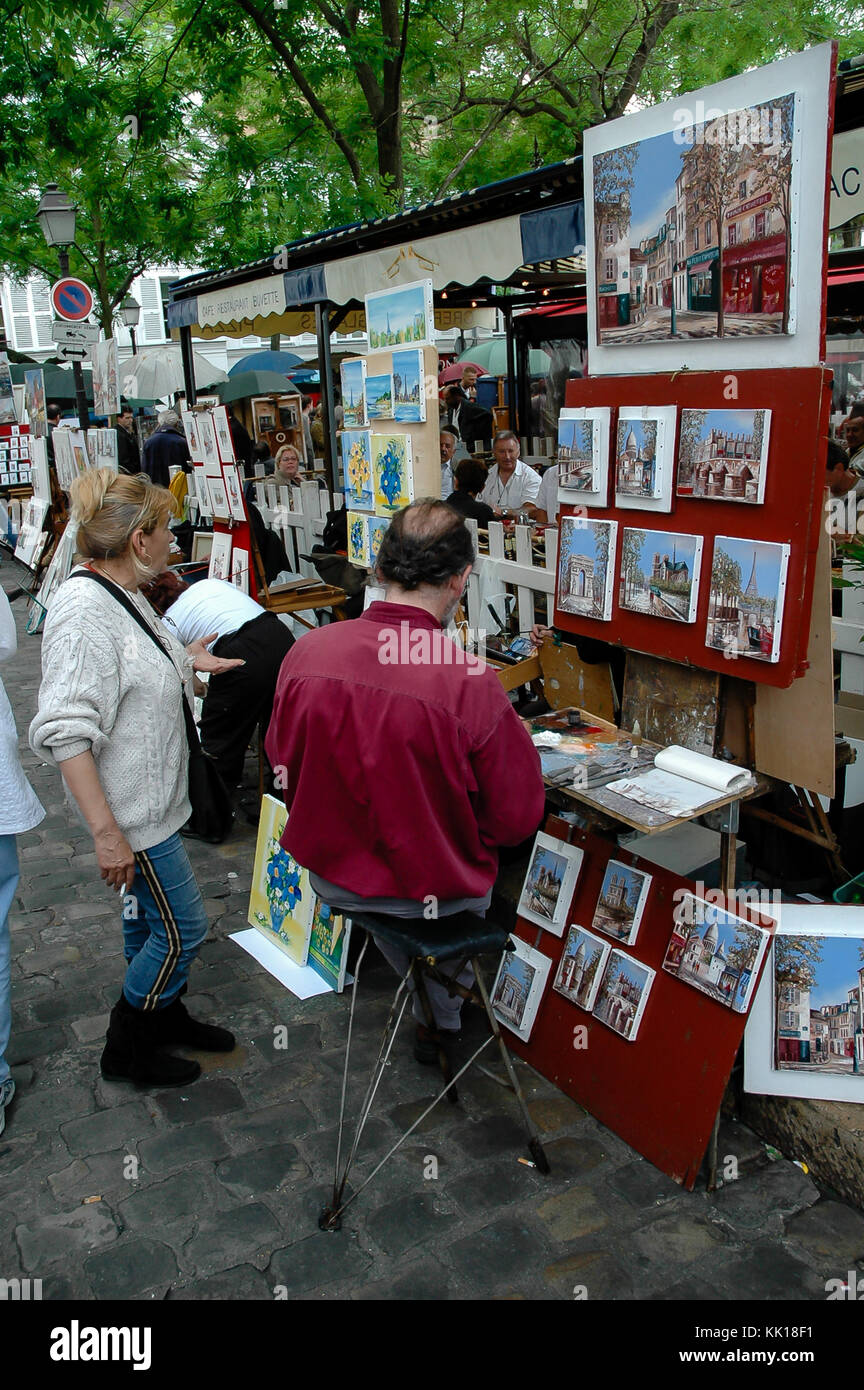 Gli artisti della pittura e dipinti di vendita ai turisti presso il quartiere degli artisti a Montmartre sulla strada dalla Basilica del Sacro Cuore di Parigi Foto Stock