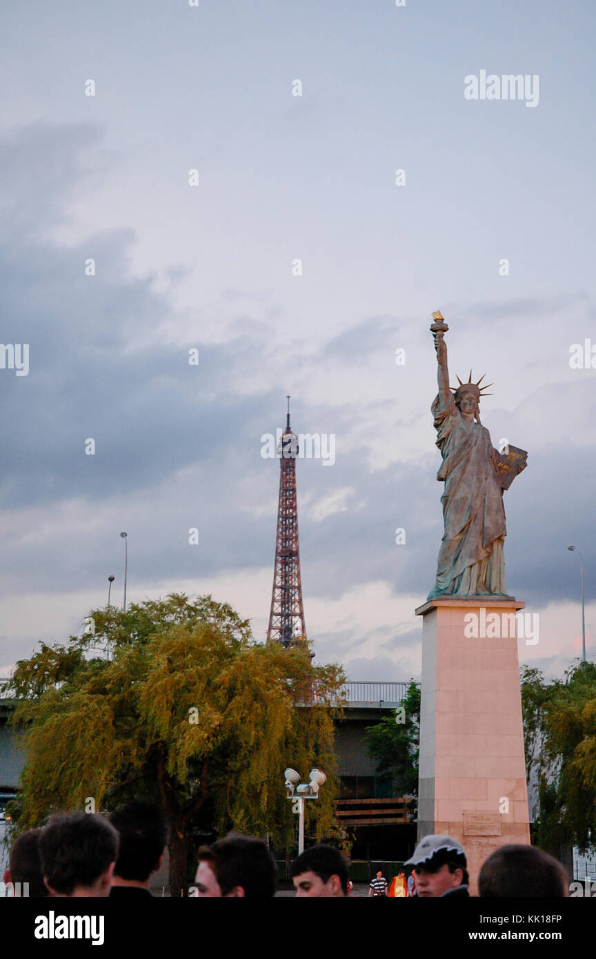 Replica più piccola della libertà è illuminante il mondo comunemente noto come una statua della Libertà in piedi di Parigi è stato dotato dal USA di Francia nel 1889 Foto Stock