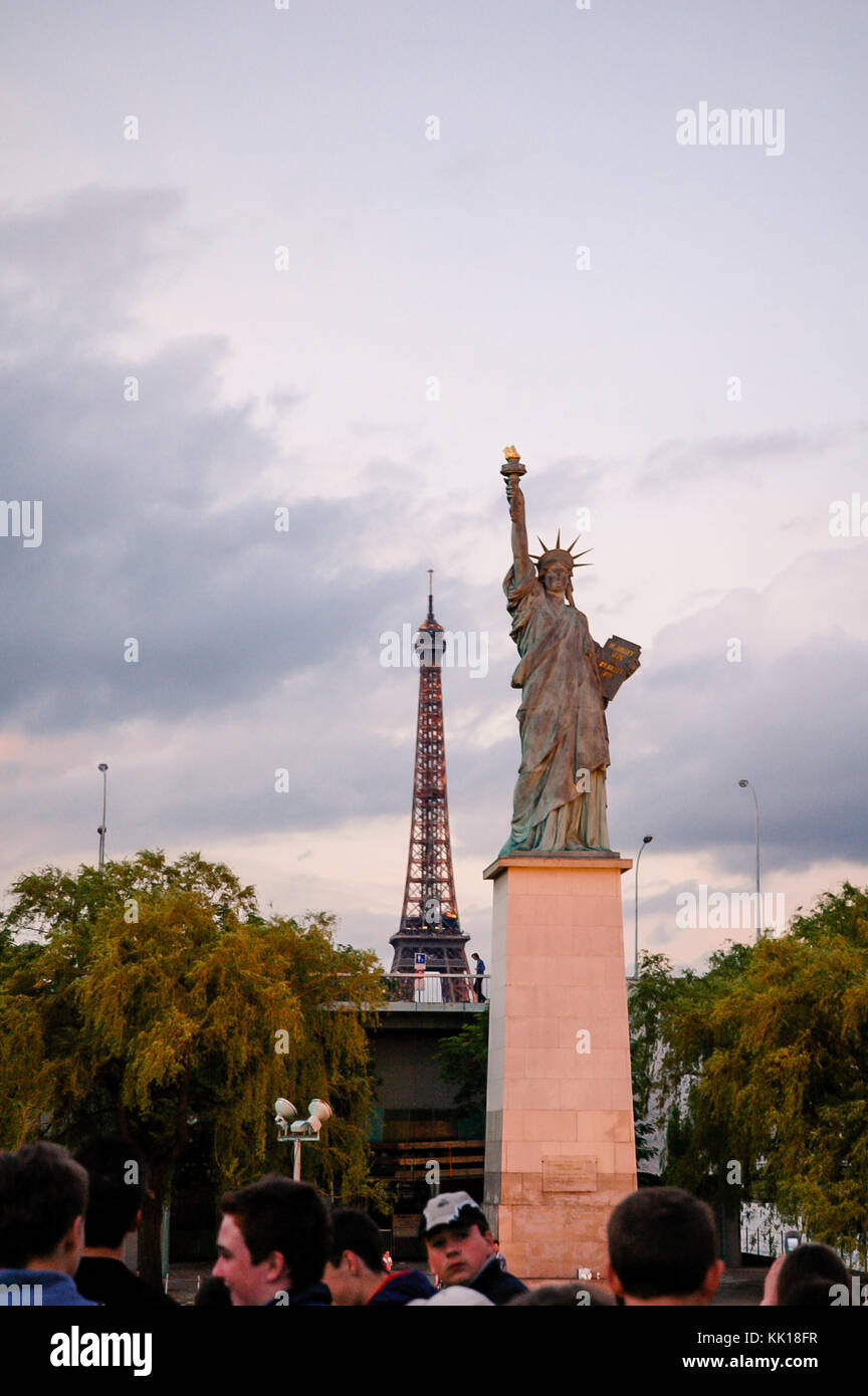 Replica più piccola della libertà è illuminante il mondo comunemente noto come una statua della Libertà in piedi di Parigi è stato dotato dal USA di Francia nel 1889 Foto Stock