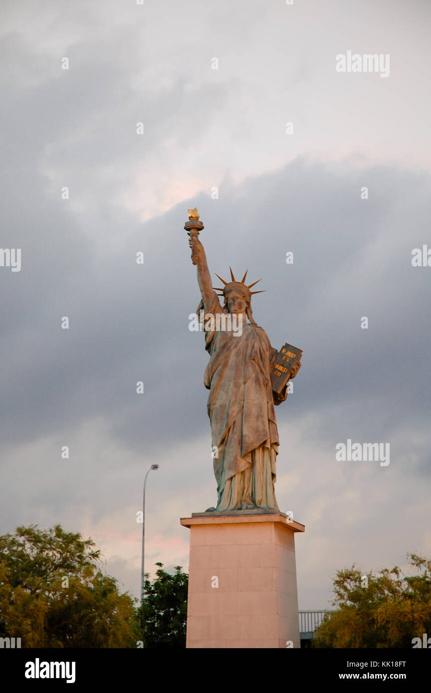 Replica più piccola della libertà è illuminante il mondo comunemente noto come una statua della Libertà in piedi di Parigi è stato dotato dal USA di Francia nel 1889 Foto Stock