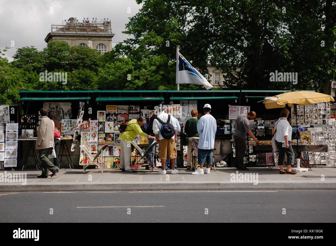 Le bancarelle del mercato per le strade di Parigi vendere dipinti e negozio di souvenir a passando per i turisti Foto Stock
