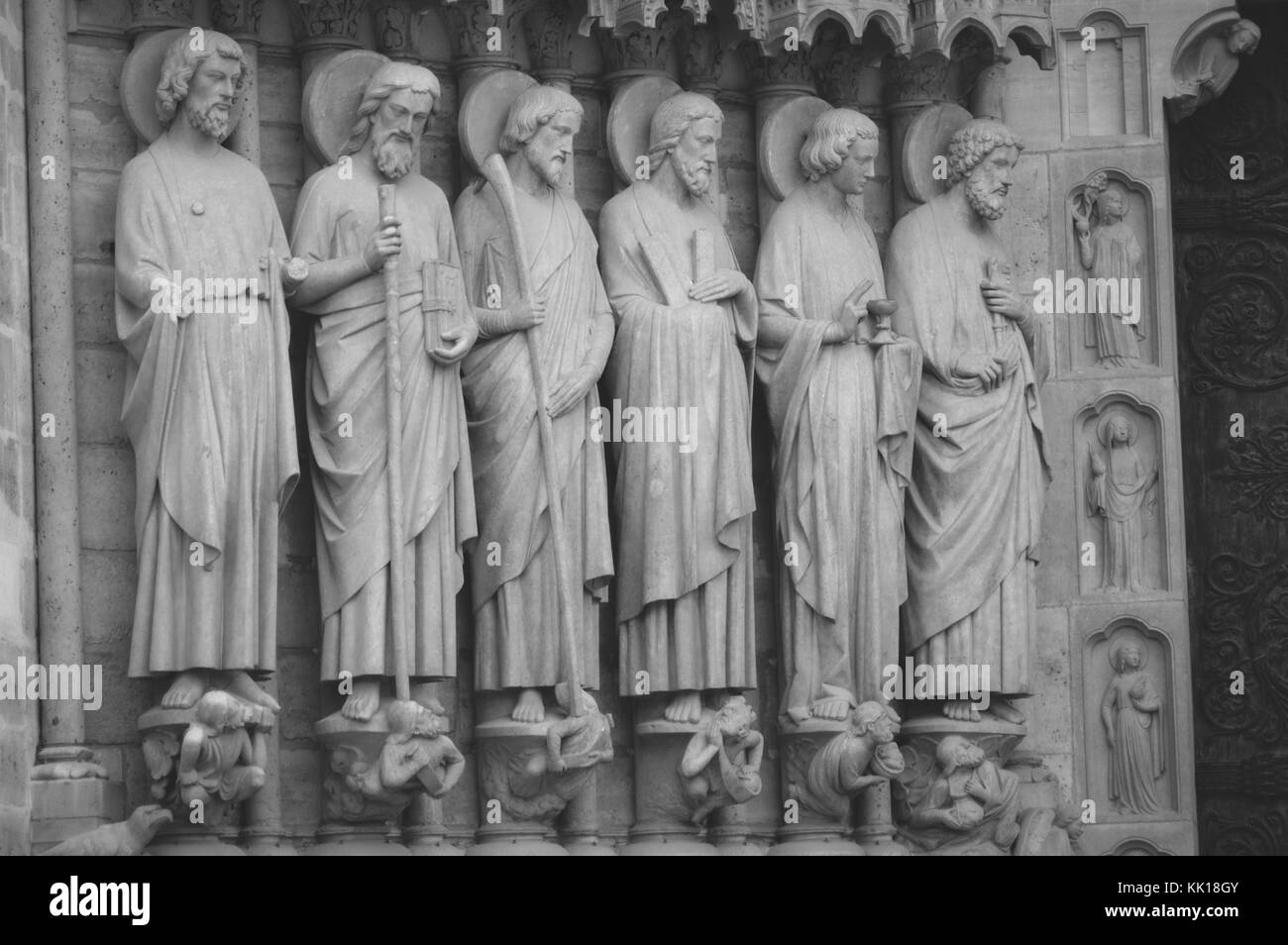 Sculture di santi sulla famosa cattedrale medievale di Notre-dame de Paris il migliore esempio di architettura Gotica Francese Foto Stock