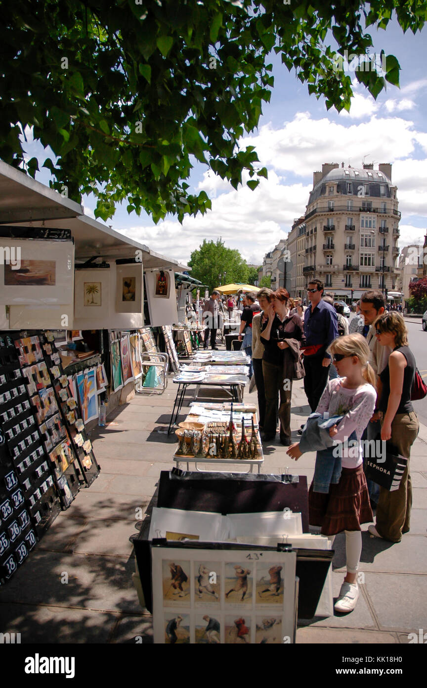 Le bancarelle del mercato per le strade di Parigi vendere dipinti e negozio di souvenir a passando per i turisti Foto Stock
