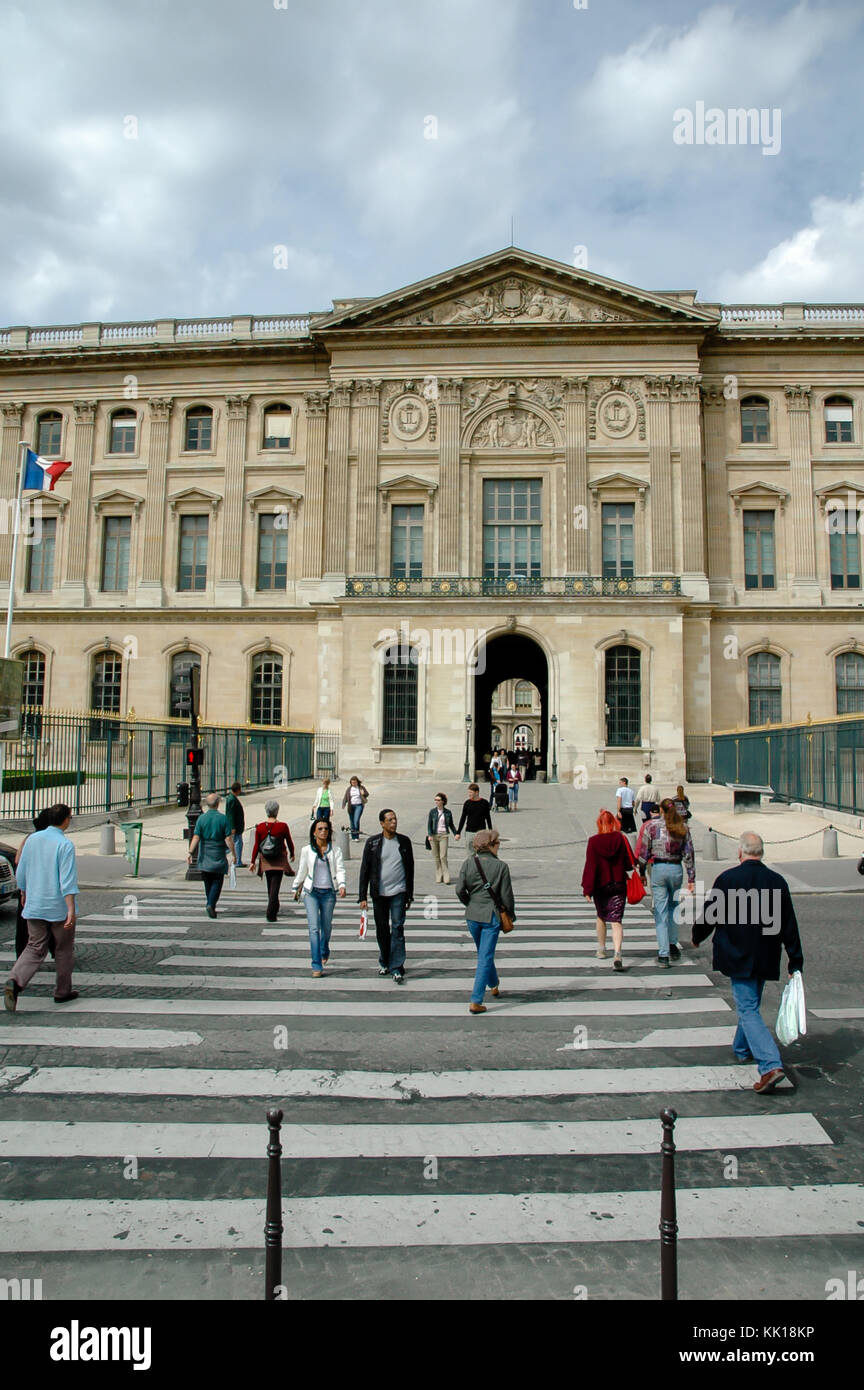 Ingresso al museo del Louvre a Parigi. Il Louvre è il punto di riferimento centrale di Parigi. Il più grande del mondo di arte un museo e un monumento storico in Francia Foto Stock