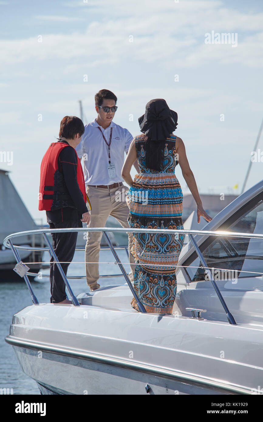 Immagine dello stile di vita del personale e la gente di vendite accogliente una femmina di cliente a bordo di una barca show. Foto Stock
