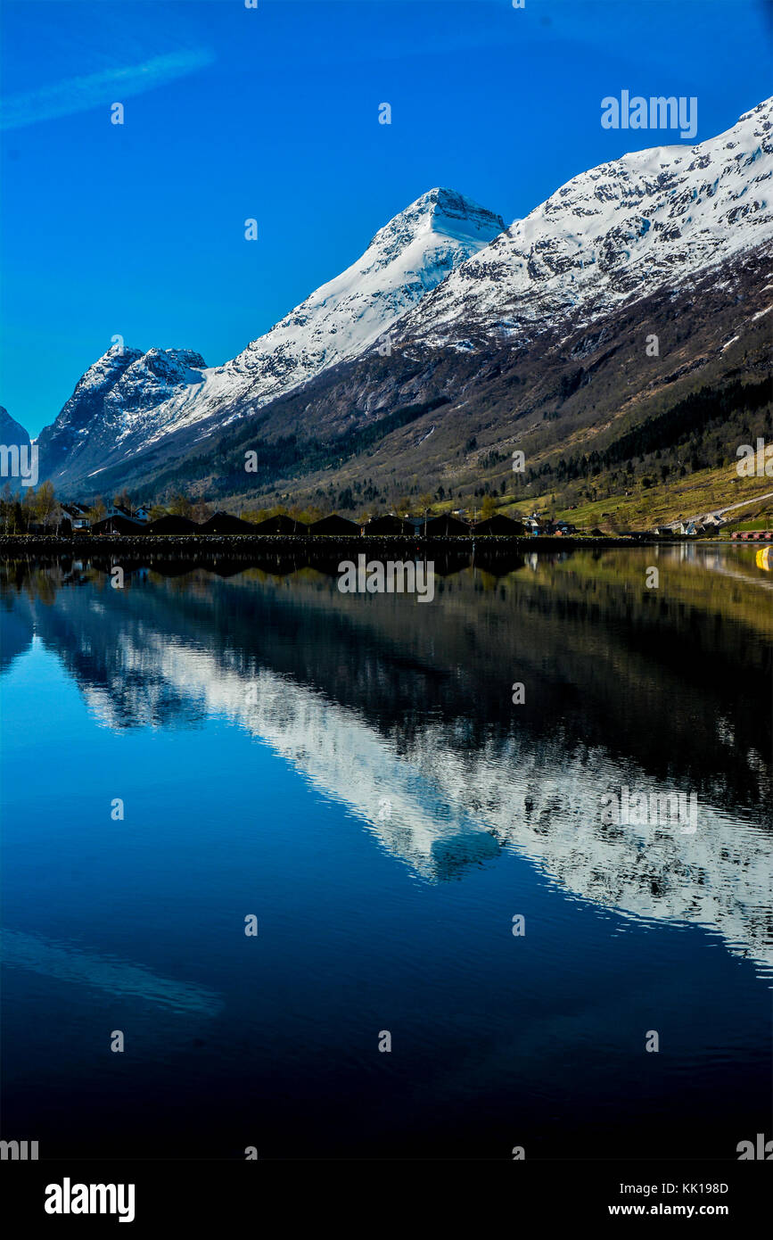 La riflessione di montagna Foto Stock